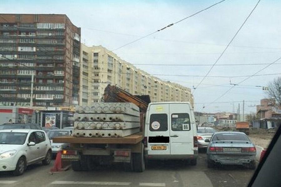 На ул. 9 Апреля столкнулись маршрутка и грузовик, образовалась пробка (фото)