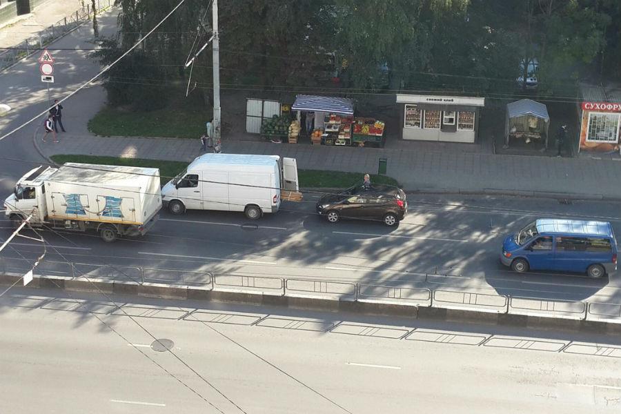 На Московском проспекте столкнулись легковушка и грузовой микроавтобус (фото)