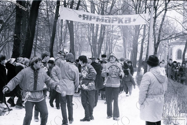 Скоморохи у ёлки и патроны в бутылке: о чем писали газеты 35 лет назад