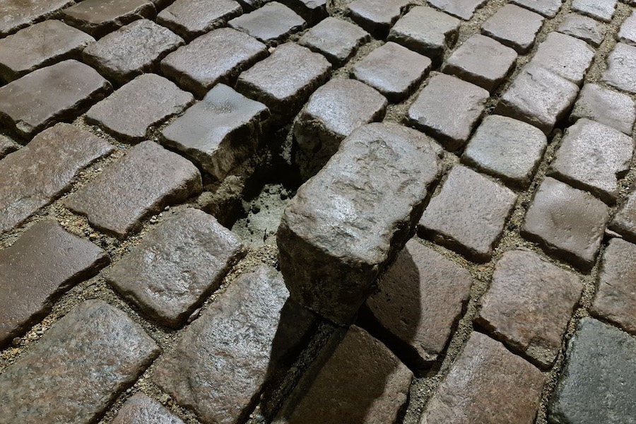 «Не улежалась»: на улице Красной начала выпадать уложенная прошлым летом брусчатка (фото)