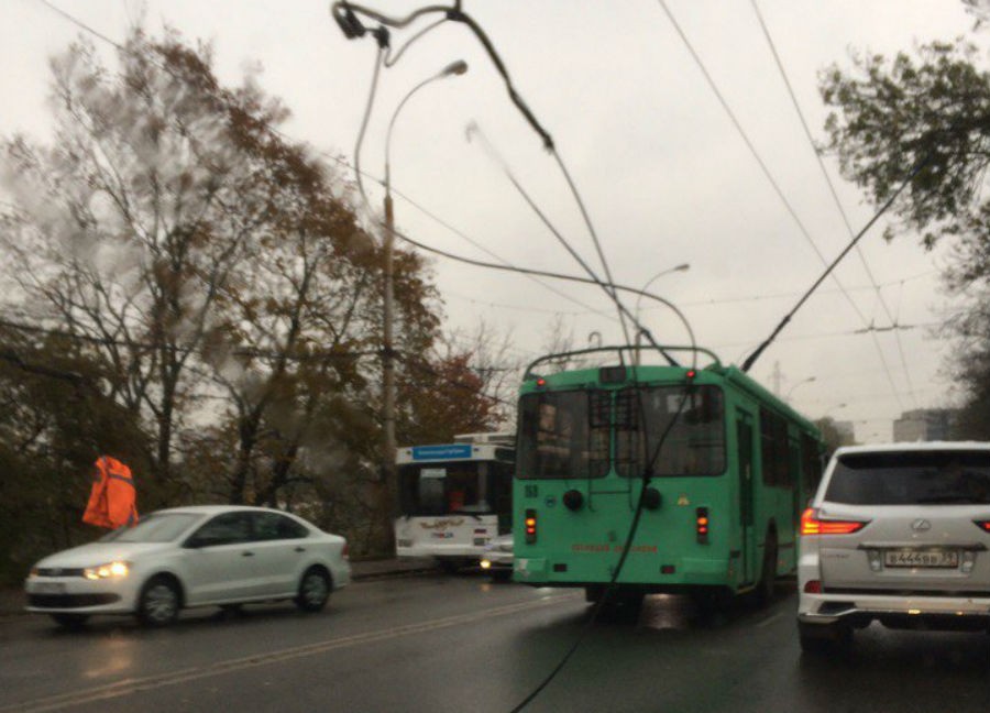 Ул. Киевская «встала» из-за сломанного троллейбуса (фото)