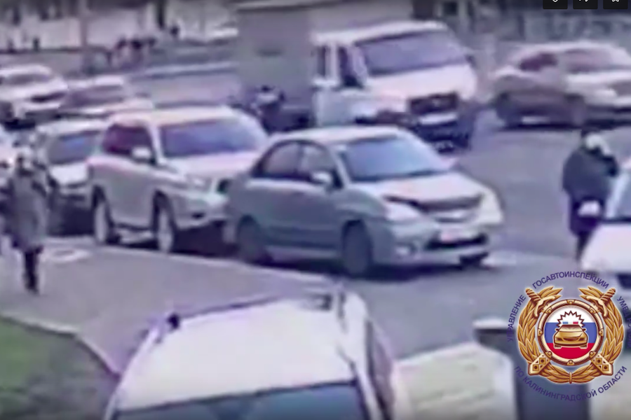 В Калининграде пенсионеру стало плохо, и он устроил тройное ДТП (видео)