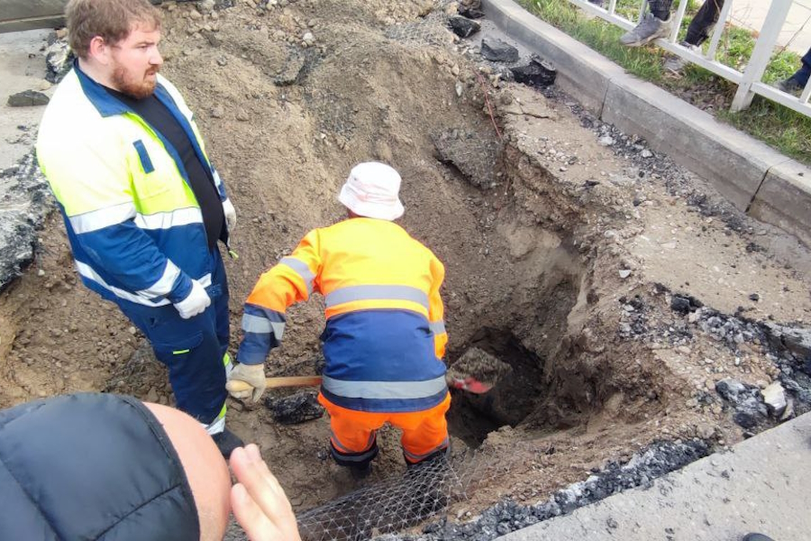 На перекрёстке Судостроительной и Батальной образовался провал (фото)