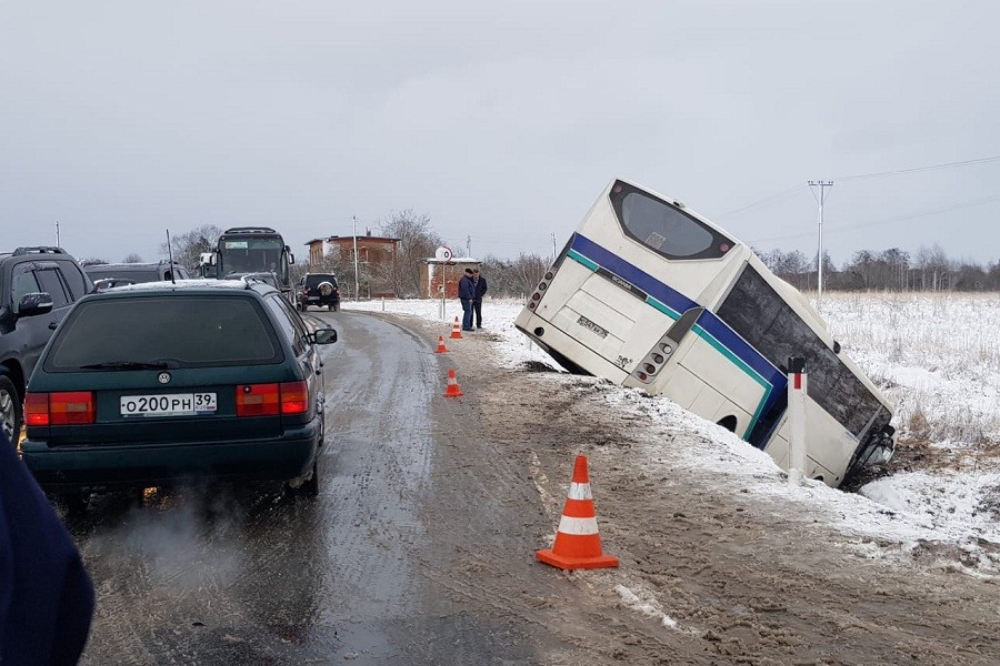 Полиция: причиной ДТП с автобусом в Междуречье стало столкновение с прицепом фуры