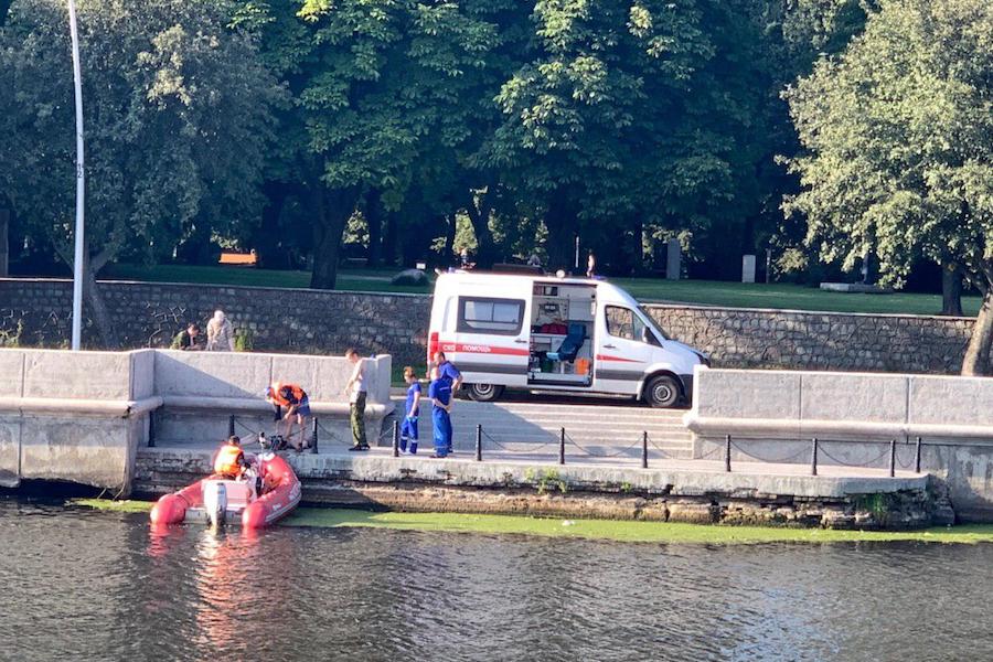 Очевидцы: в районе острова Канта из Преголи достали труп (фото)