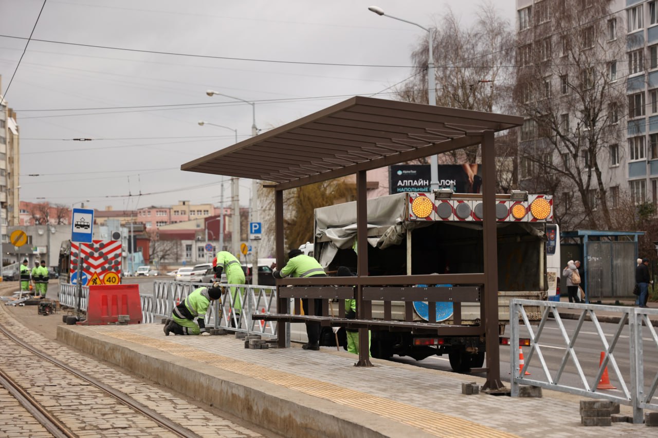 Горвласти о разрушении бетона на трамвайной платформе: «Разбираемся с причинами»