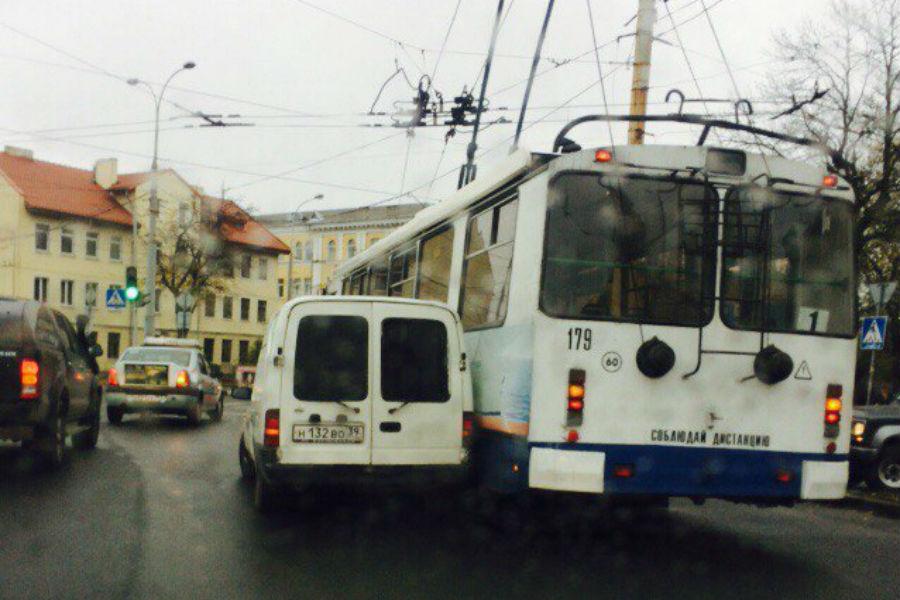 На кольце на Советском проспекте столкнулись троллейбус и легковушка (фото)