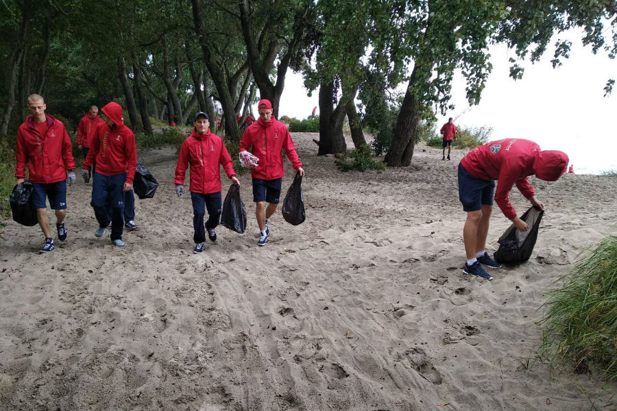 Волонтеры ЧМ очистили от мусора пляж от Зеленоградска до КПП нацпарка
