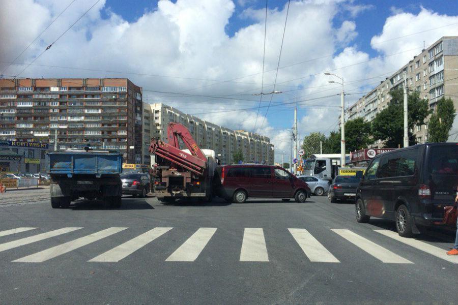 На 9 Апреля столкнулись микроавтобус и грузовик с манипулятором (фото)