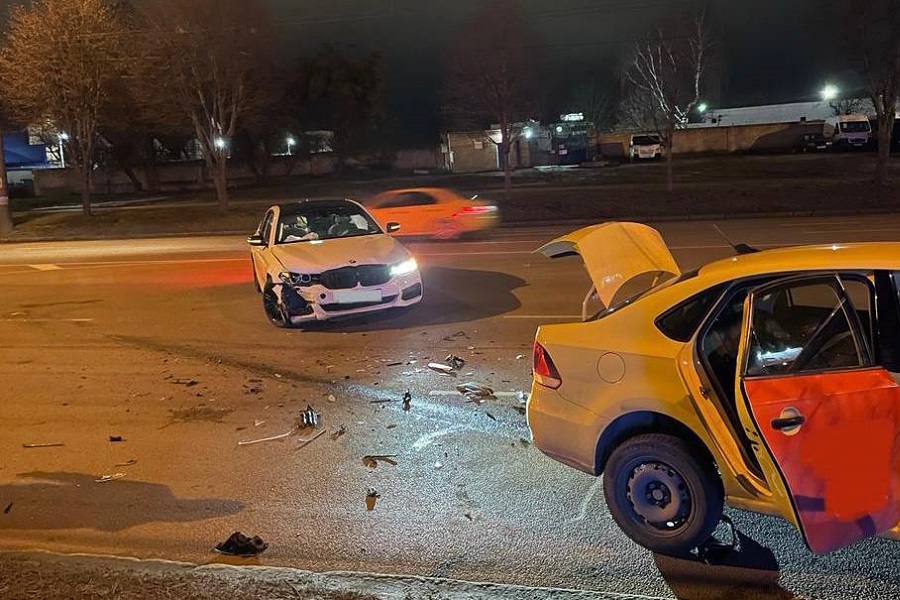 На Моспроспекте из-за не уступившей дорогу автомобилистки в ДТП пострадали 3 человека (фото)