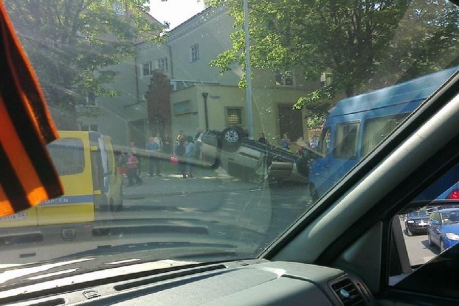 На ул. Карла Маркса в результате ДТП перевернулось авто (фото)