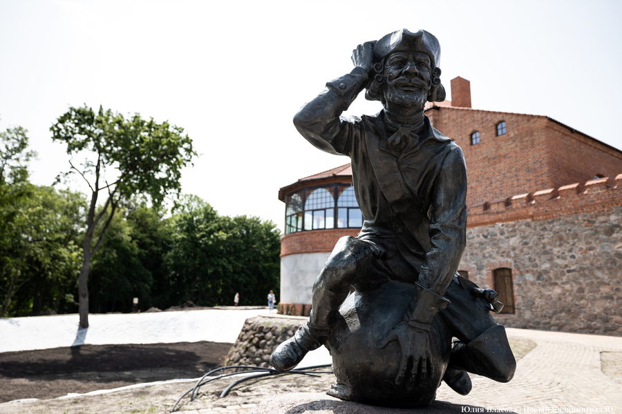 «Успели к 32 мая»: чем замок Нойхаузен встретил посетителей в день открытия (фото)