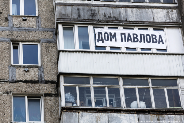 Оборона без воды: что происходит в доме на Моспроспекте, из которого не хотят съезжать 50 семей