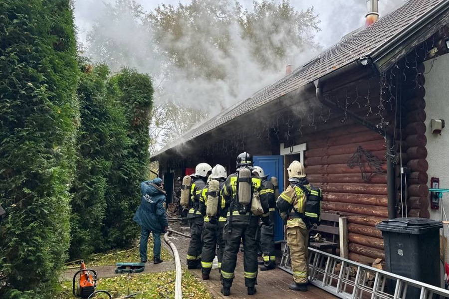 Эвакуировали 5 человек: в банном комплексе гостиницы «Охота» возник пожар (фото)