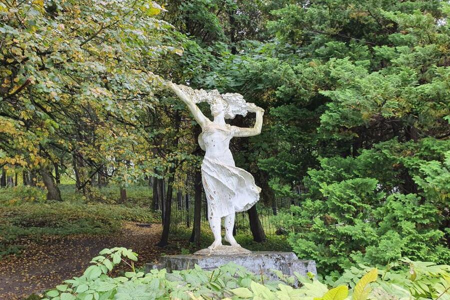 Скульптуру женщины с венком в Светлогорске отправили «в отпуск»