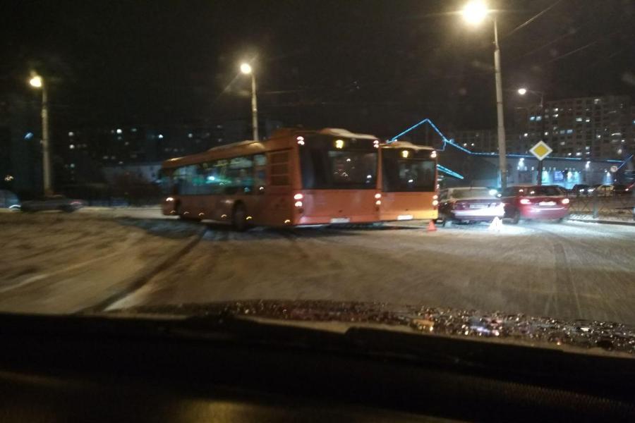 На ул. Горького столкнулись два автобуса и заблокировали движение (фото)