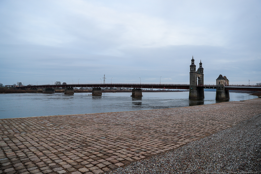 «Прыгают в воду с разбега»: власти Советска запретили купаться в фонтане на новой набережной