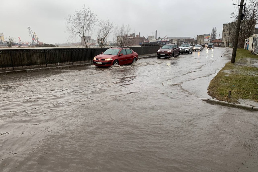 Уровень воды в Преголе продолжает подниматься, в Калининграде подтоплены набережные (фото) (видео)