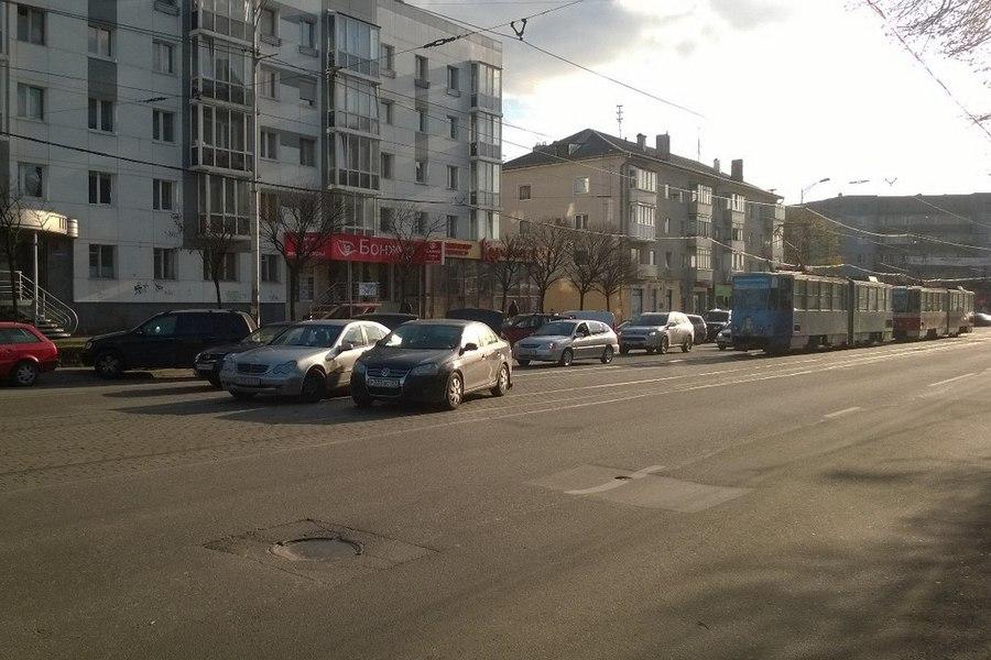 На ул. Черняховского из-за ДТП на путях встали трамваи