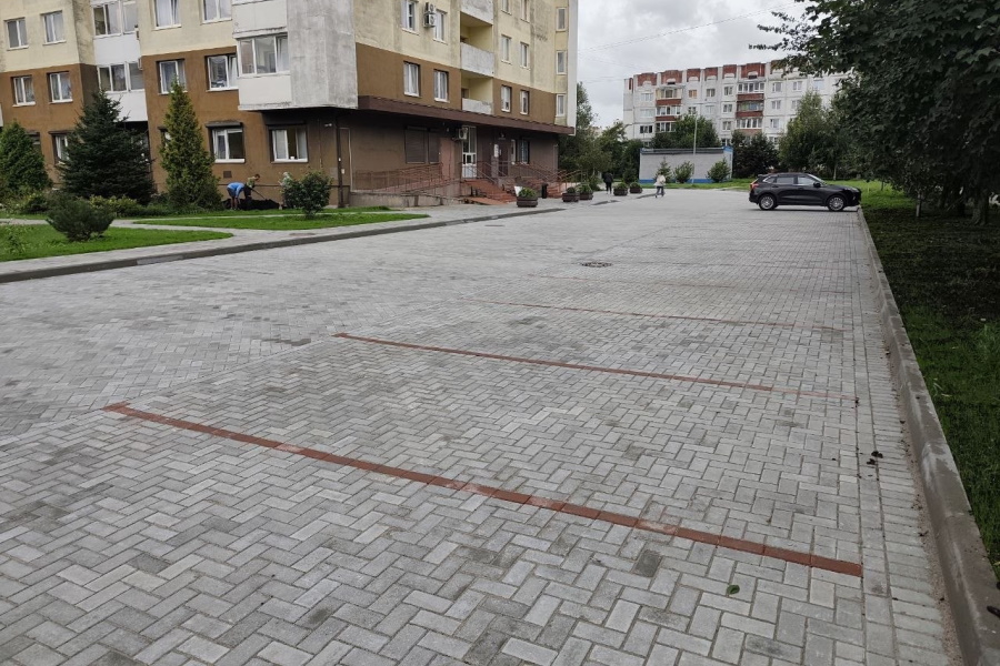 Горвласти: голосуя за ремонт двора, жители выбирают парковку, а не детскую площадку (фото)