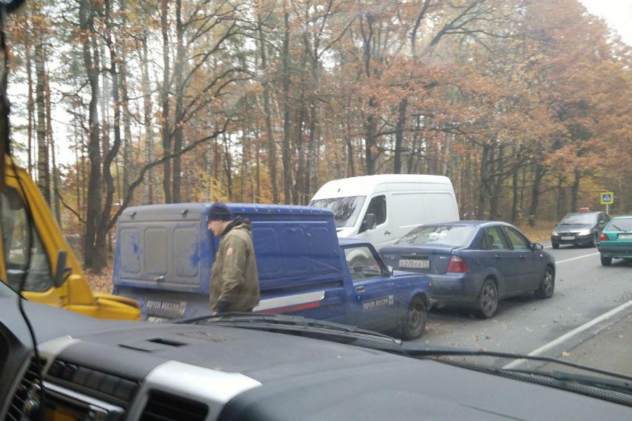 На Балтийской трассе столкнулись три авто, движение затруднено (фото)
