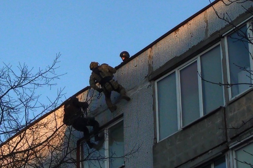 Полиция обнародовала видео штурма квартиры наркодилера в Светлом (видео)