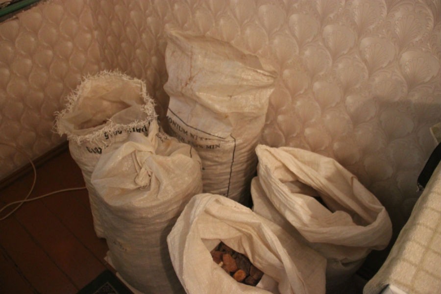 Полицейские нашли в подвале жилого дома подпольный цех по обработке янтаря