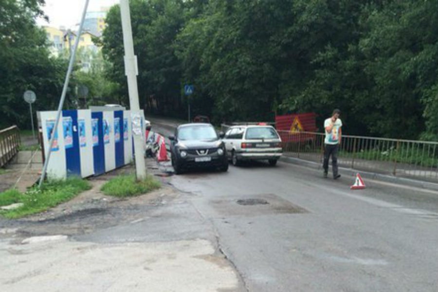 На Орудийной «притерлись» два авто, блокировав движение по мосту (фото)