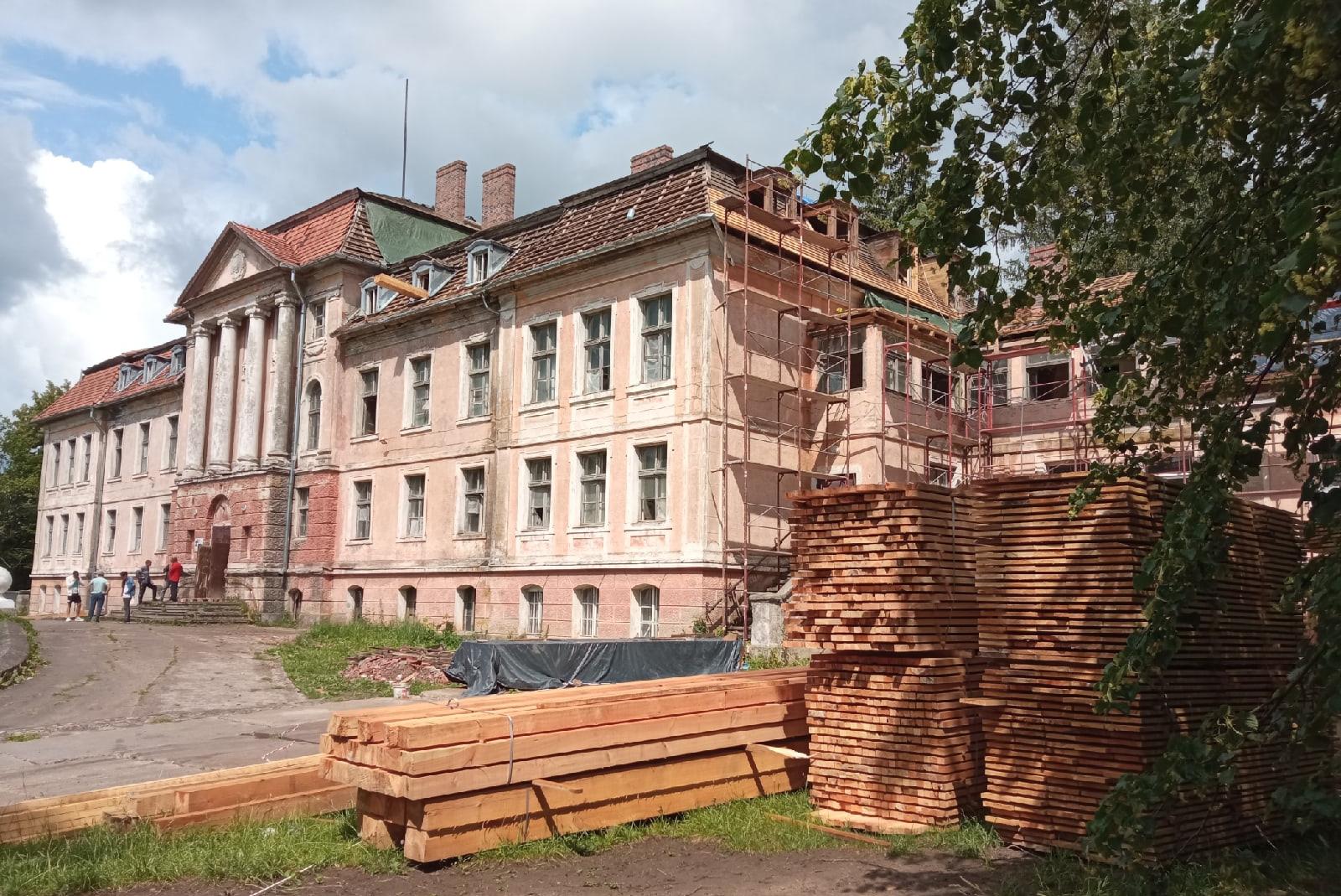 В Железнодорожном начали ремонтировать историческое здание крайсхауса (фото)