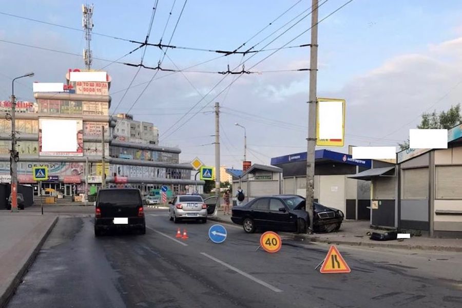 В Калининграде пьяная женщина без прав врезалась на «Мерседесе» в столб (фото)