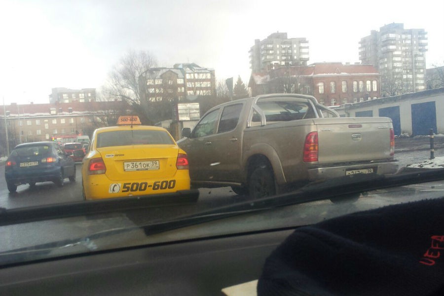 На ул. Сибирякова столкнулись автомобиль такси и пикап (фото)