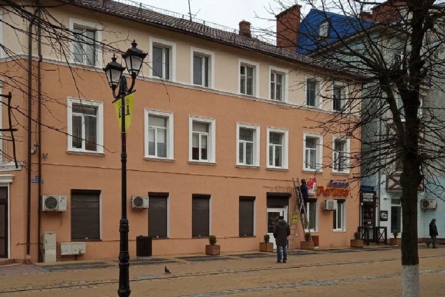 В Зеленоградске монтируют подсветку домов на Курортном проспекте