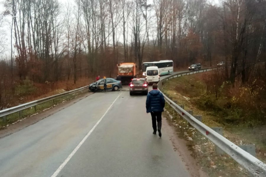 На трассе «Калининград — Янтарный» такси влетело в отбойник в результате ДТП (фото)