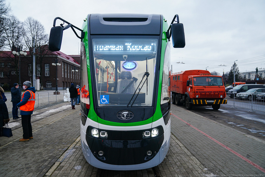 Летучий голландец: в Калининград привезли новый трамвай (фото)
