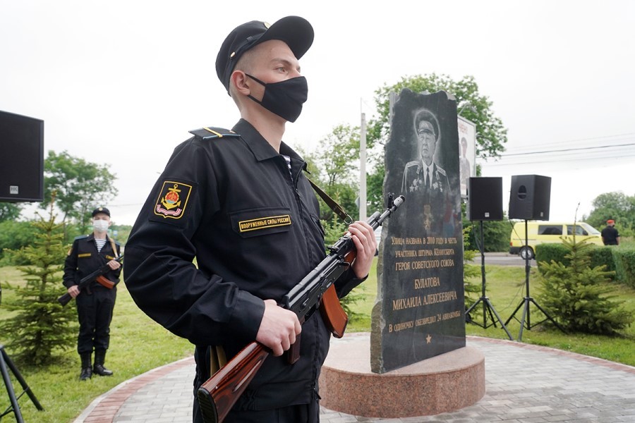 В Калининграде открыли мемориальный знак Герою Советского Союза Михаилу Булатову