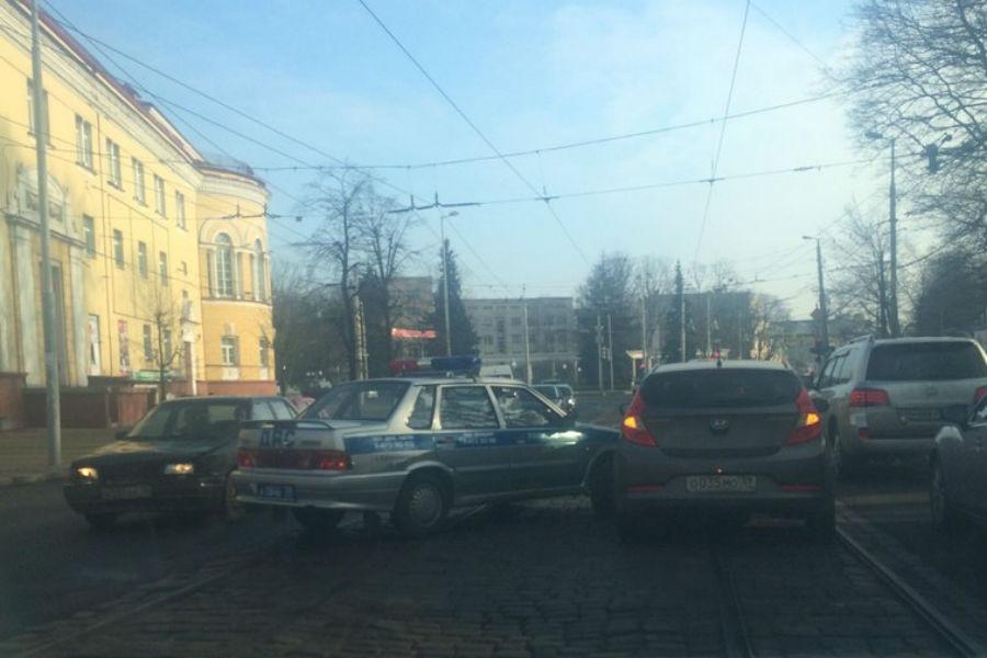  В центре города столкнулись «Хендай» и машина ДПС (фото)