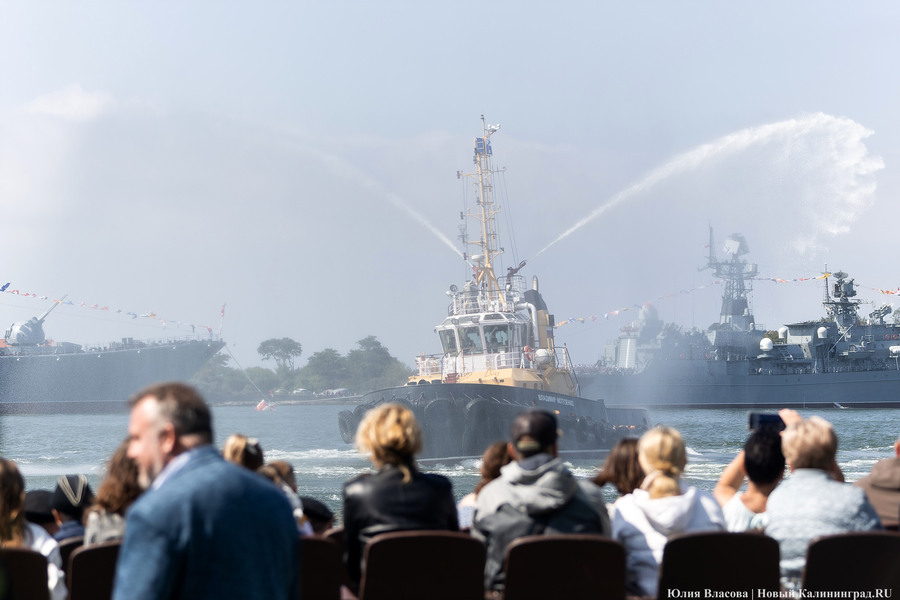 День вмф в балтийске 2024. Военно морской парад в Балтийске. Корабли ВМФ. Парад кораблей ВМФ. Балтийск корабли.