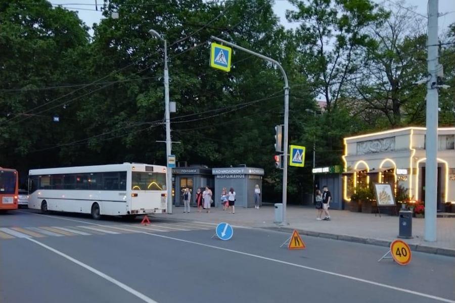 У зоопарка женщина выпала из автобуса, который поехал с открытой дверью (фото)