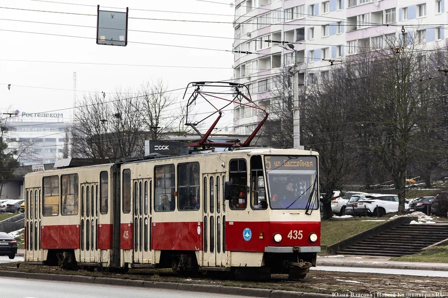 В Калининграде из-за автомобиля на путях заблокировано движение трамваев № 5