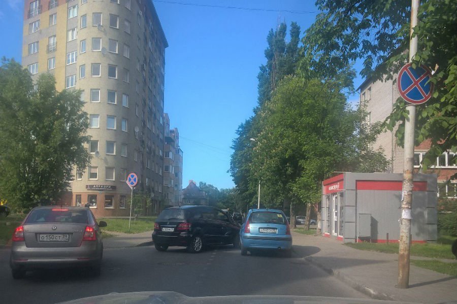 Движение по улице Озёрной блокировано из-за аварии (фото)