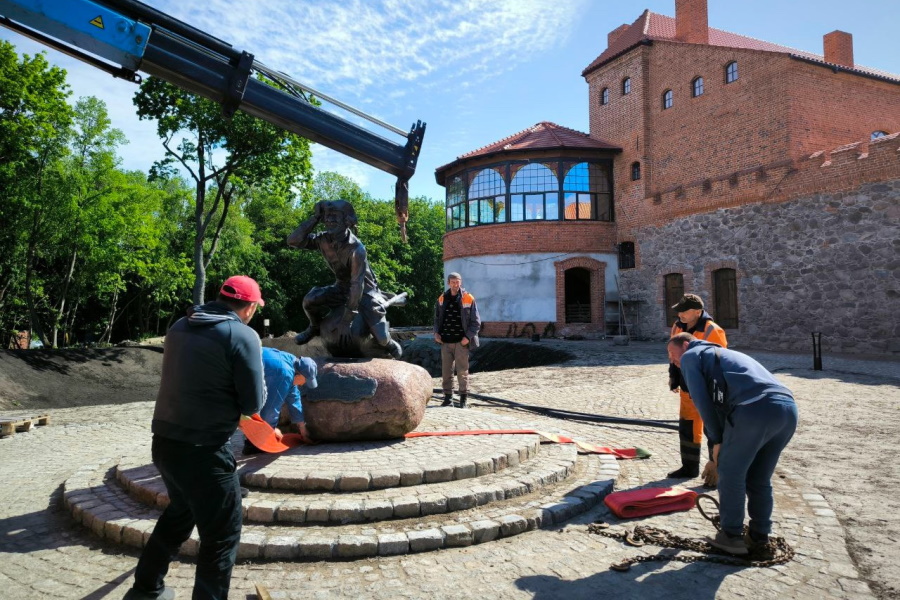«Он нигде не числился»: в Гурьевске вновь «переехал» памятник Мюнхгаузену (фото)