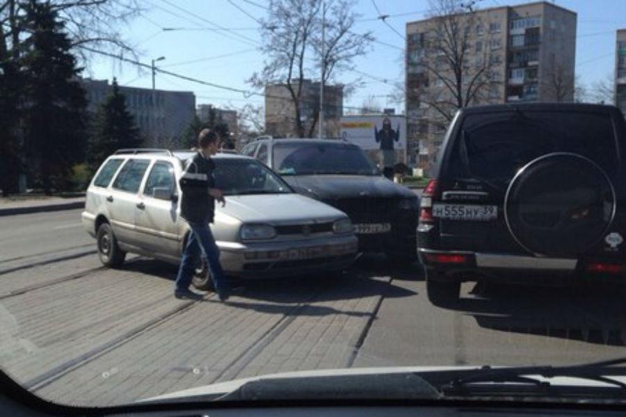 В центре Калининграда столкнулись «Фольксваген» и «БМВ» (фото)