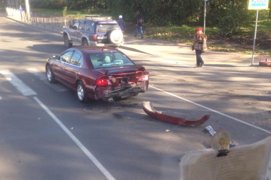 На ул. 9 Апреля маршрутка врезалась в легковушку (фото)