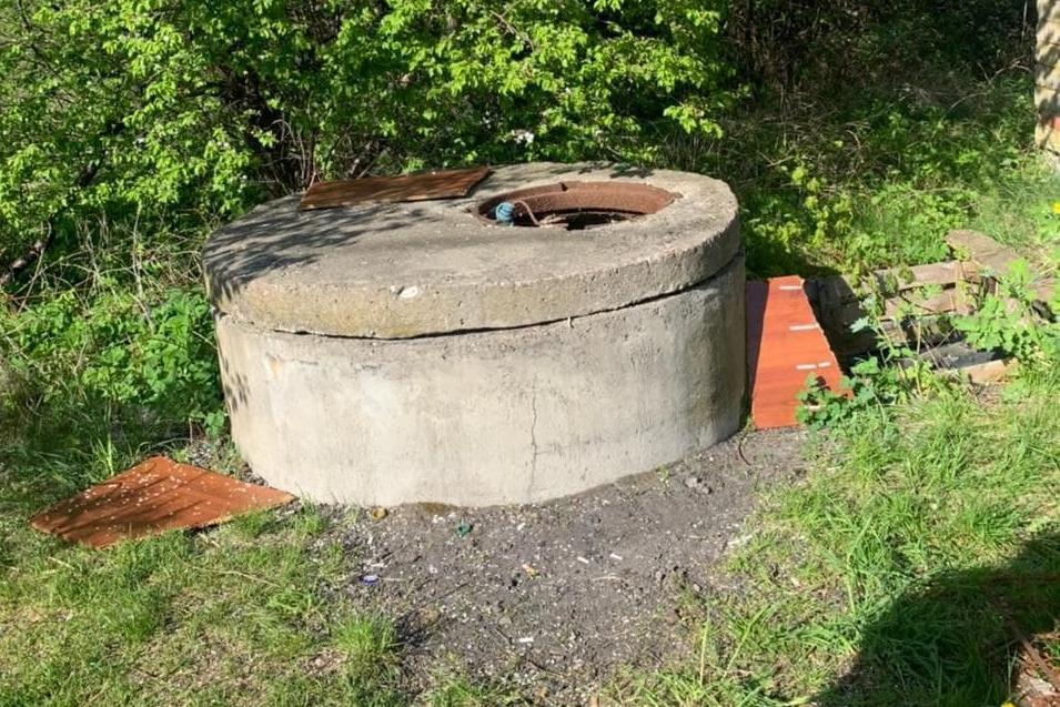 В поселке Рыбачий коммунальщики нашли в колодце коллектора тело женщины