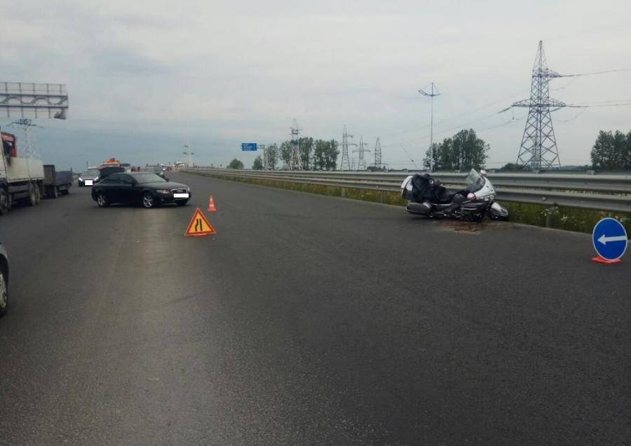 Под Калининградом автомобиль при развороте сбил мотоциклиста (фото)