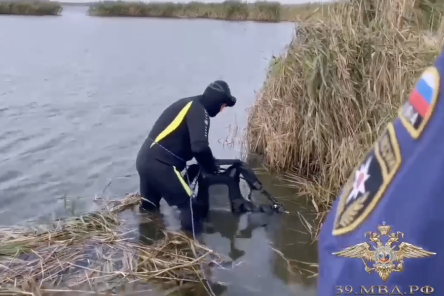 Спасатели достали тело пассажирки автомобиля, упавшего в залив в Шоссейном (видео)