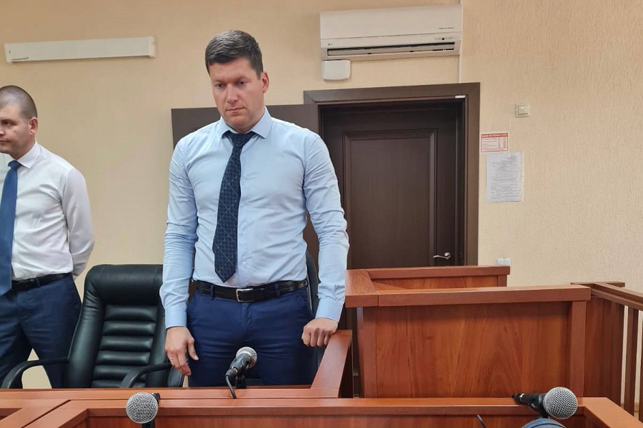 С экс-помощника Алиханова взыскали деньги, «полученные в результате преступления»