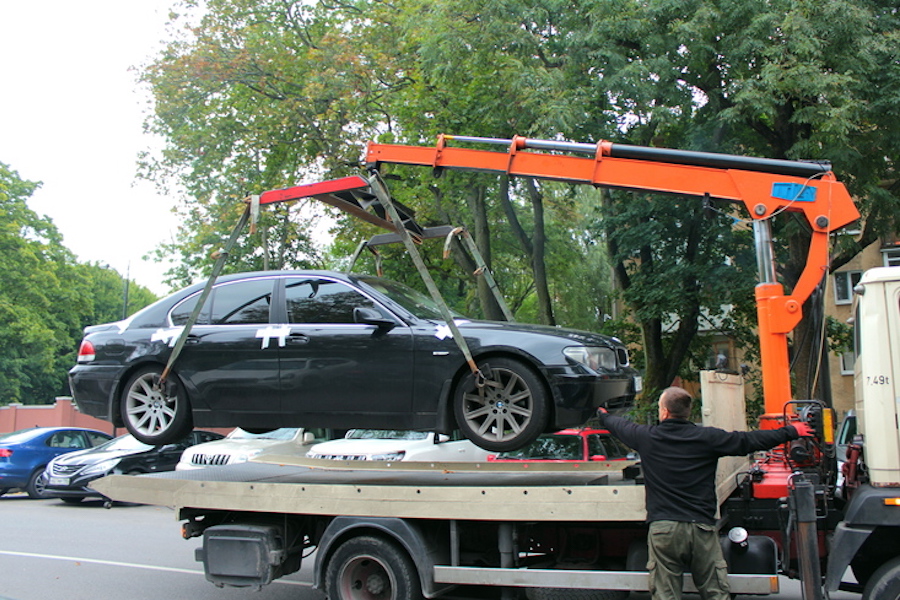 Приставы арестовали BMW за неуплату 39 штрафов ГИБДД