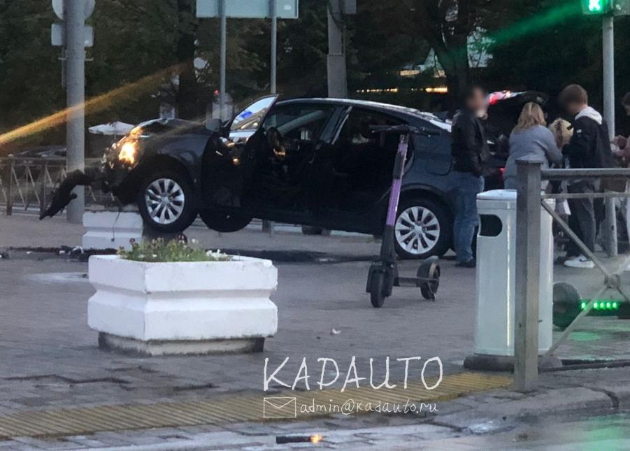 В центре Калининграда «Киа» столкнулась с двумя машинами и «залетела» на вазон (видео)