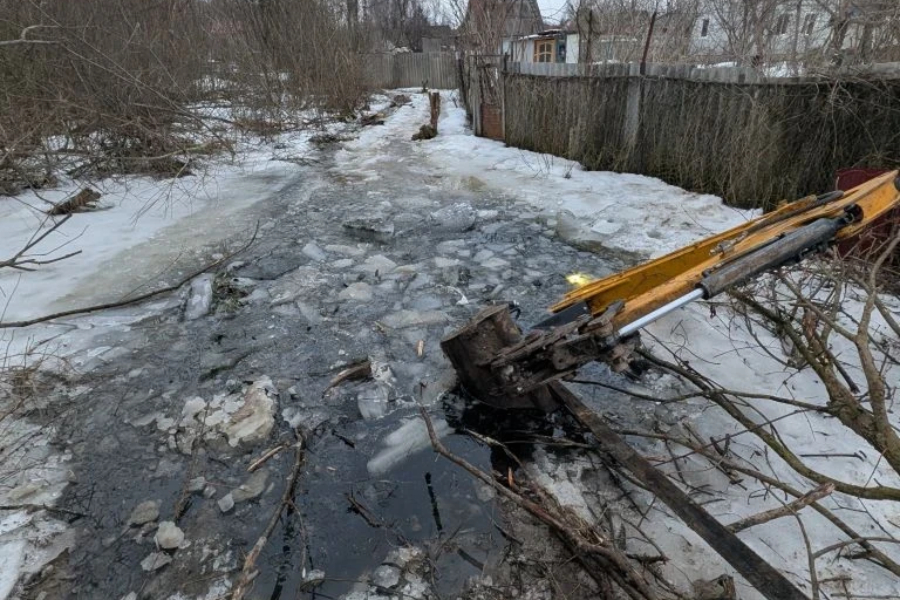 В СНТ экскаватор провалился в выгребную яму, водитель погиб